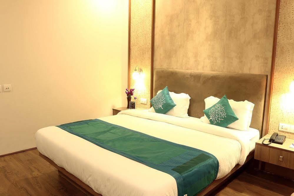 Vaccinated Staff - Capital O 7899 Casa Hotel Calcutta Exterior foto